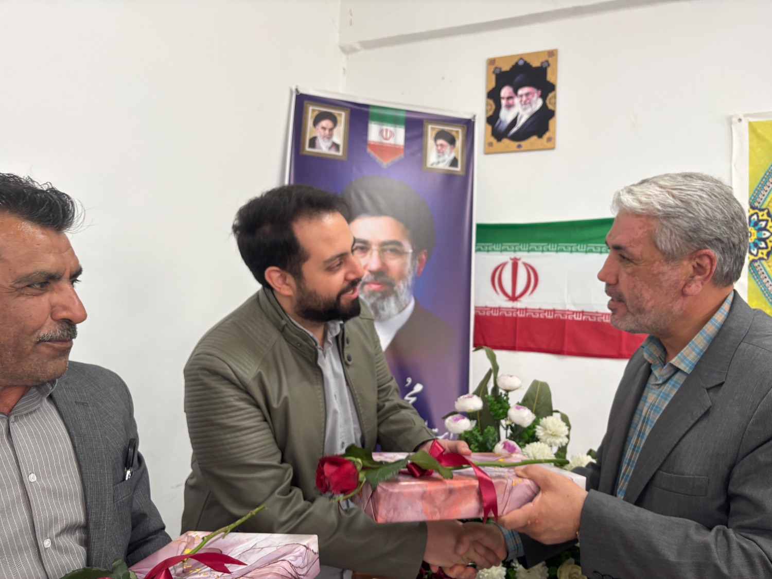 برگزاری آیین گرامیداشت روز معلم در مدارس ارومیه با حضور فرماندار شهرستان ارومیه
