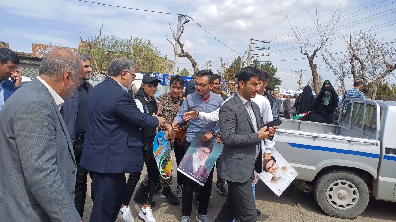 استاندار آذربایجان غربی و فرماندار ارومیه در جمع با شکوه راهپیمایان این شهرستان