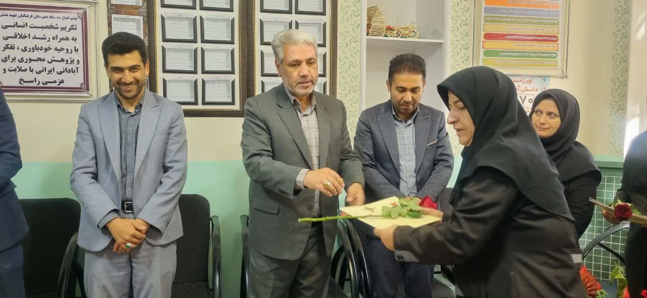 برگزاری آیین گرامیداشت روز معلم در دبیرستان فرهنگیان شهید مدنی ارومیه با حضور فرماندار شهرستان ارومیه