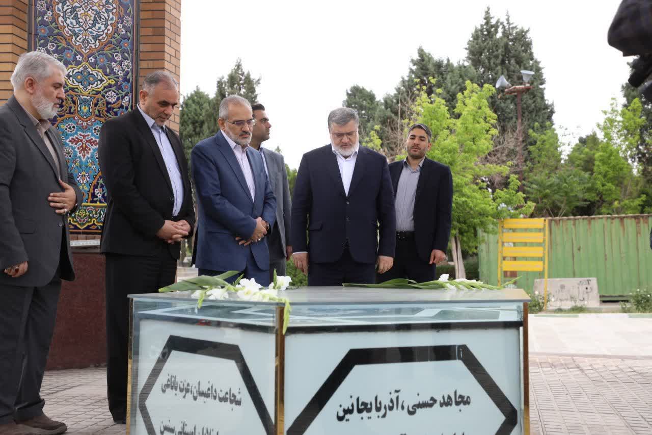 با استقبال محمدصادق معتمدیان استاندار آذربایجانغربی، سید محمد حسینی معاون امور مجلس رییس جمهور وارد ارومیه شد