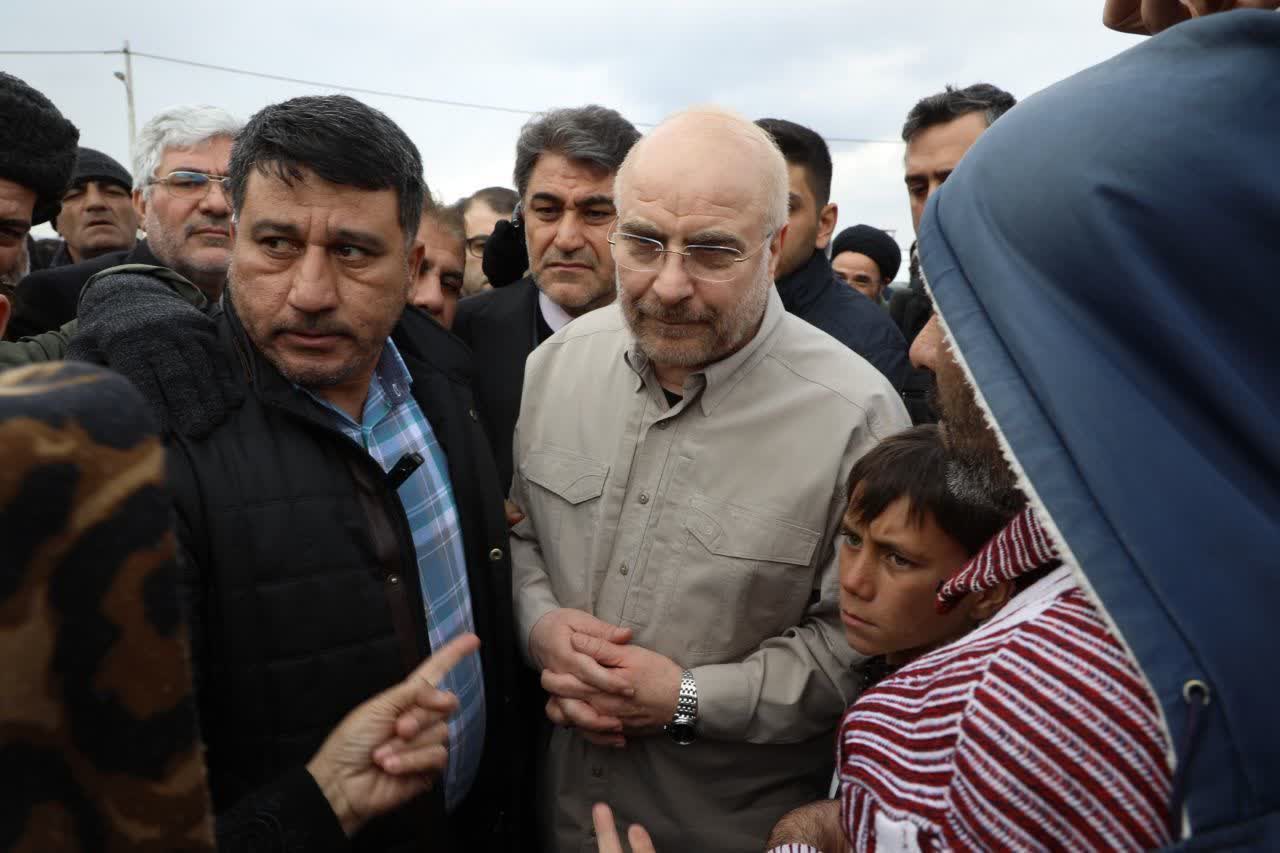 حضور رئیس مجلس شورای اسلامی و استاندار آذربایجانغربی در اردوگاههای اقامتی زلزلهزدگان شهرستان خوی