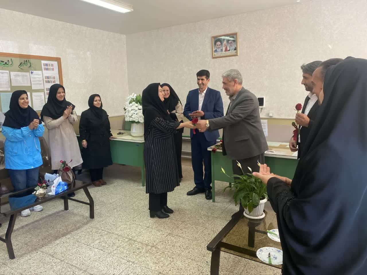 تجلیل فرماندار ارومیه از فرهنگیان دبیرستان شاهد اُم اَبیها به مناسبت هفته بزرگداشت مقام معلم