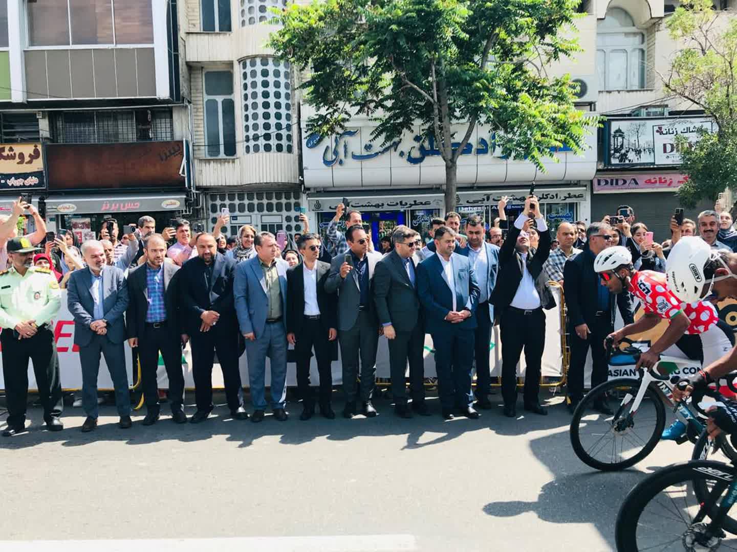 آغاز مرحله دوم سی و هفتمین دوره تور بینالمللی دوچرخهسواری ایران-آذربایجان از ارومیه با شلیک نمادین فرماندار