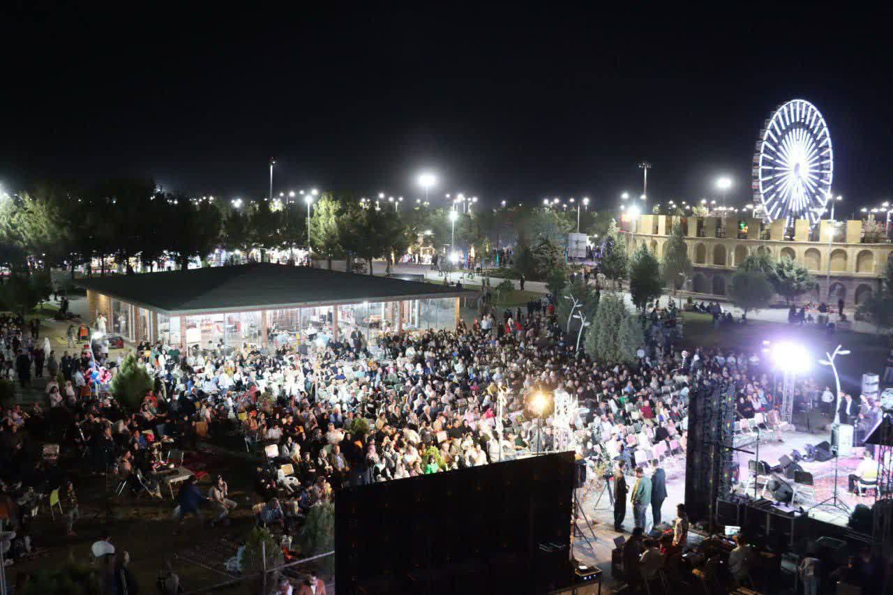 اختتامیه جشنواره انگور با حضور مقابلی، سرپرست معاونت سیاسی و اجتماعی استانداری آذربایجان‌غربی، سفرای چند کشور و حضور پرشور مردمی برگزار شد.