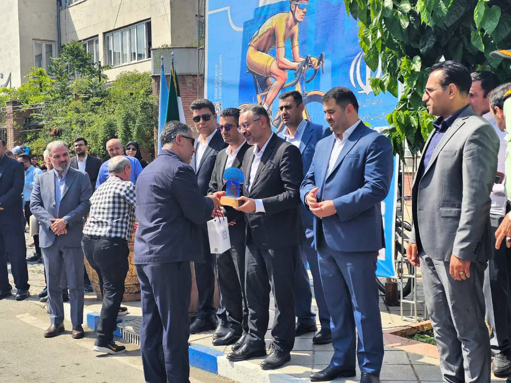 آغاز مرحله دوم سی و هفتمین دوره تور بینالمللی دوچرخهسواری ایران-آذربایجان از ارومیه با شلیک نمادین فرماندار