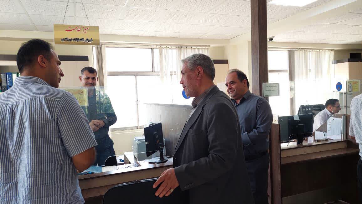 بازدید سرزده فرماندار ارومیه از اداره برق باهنر؛ بررسی مستقیم کیفیت خدماترسانی و گفتگو با شهروندان