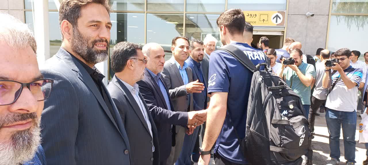ورود تیم ملی والیبال جمهوری اسلامی ایران به فرودگاه بین المللی شهید باکری ارومیه برای شرکت در بیست و دومین دوره مسابقات قهرمانی مردان آسیا
