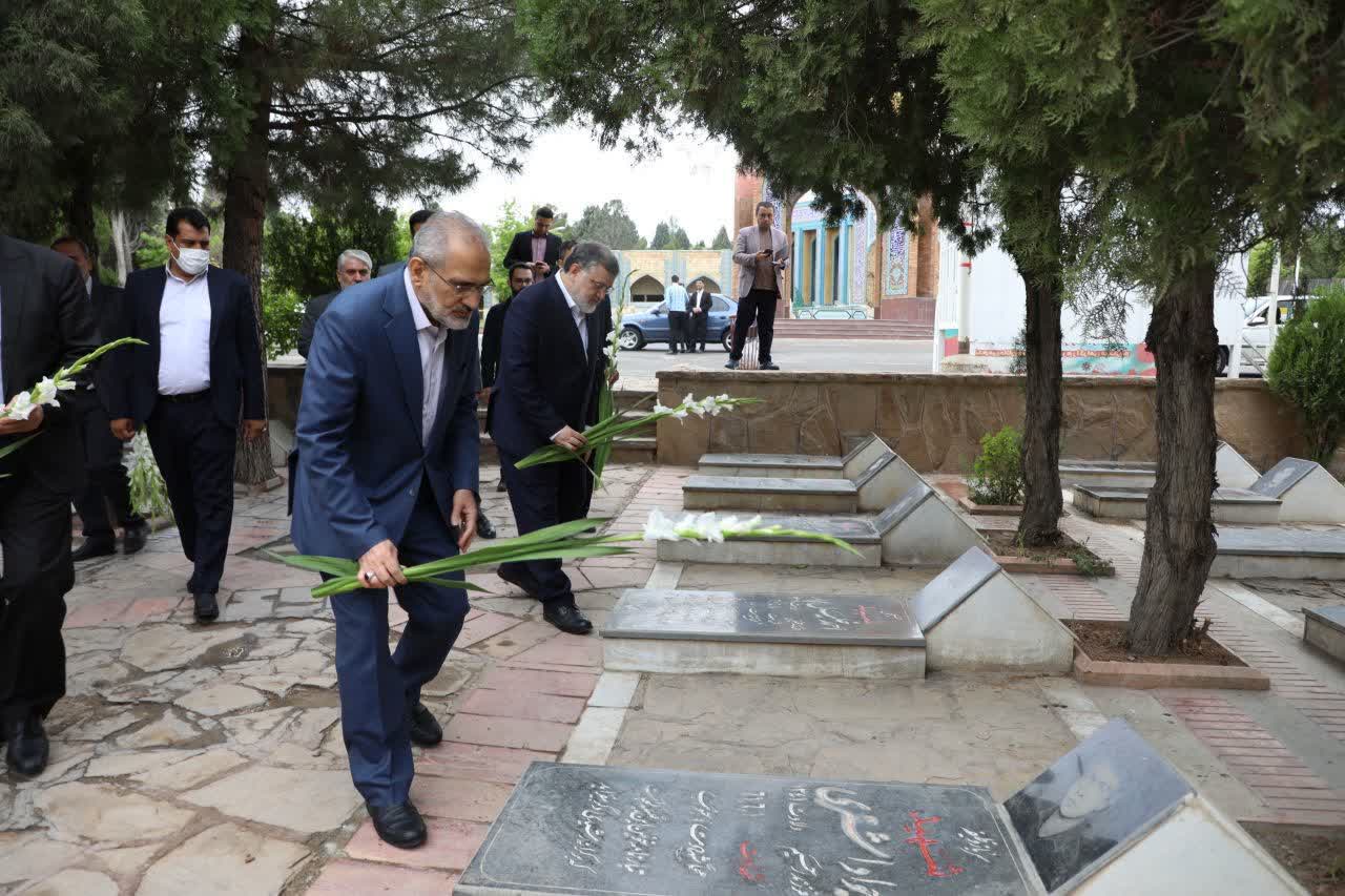 با استقبال محمدصادق معتمدیان استاندار آذربایجانغربی، سید محمد حسینی معاون امور مجلس رییس جمهور وارد ارومیه شد