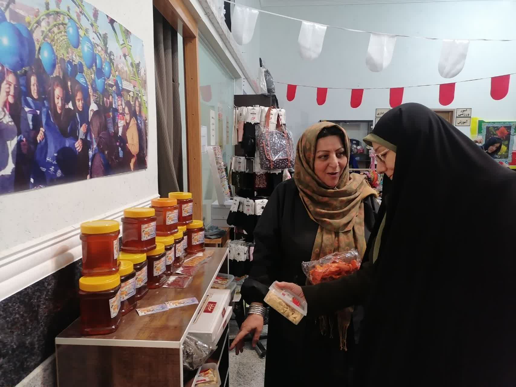 حضور معاون برنامه ریزی و توسعه منابع انسانی فرمانداری ارومیه در نمایشگاه توانمندی های زنان کارآفرین عشایری و روستایی ارومیه