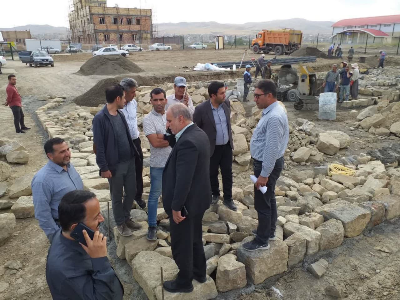 بازدید عماری فرماندار شهرستان ارومیه از مدرسه خیر ساز در حال احداث در روستای بادکی