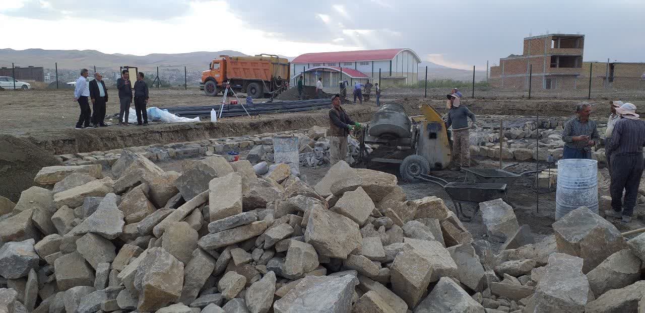 بازدید عماری فرماندار شهرستان ارومیه از مدرسه خیر ساز در حال احداث در روستای بادکی