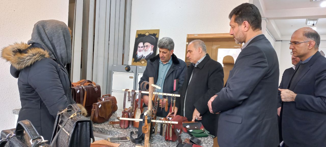 بهمناسبت گرامیداشت دهه مبارک فجر نمایشگاه صنایعدستی با حضور فرماندار شهرستان ارومیه افتتاح شد