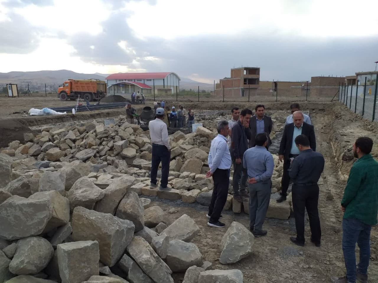بازدید عماری فرماندار شهرستان ارومیه از مدرسه خیر ساز در حال احداث در روستای بادکی