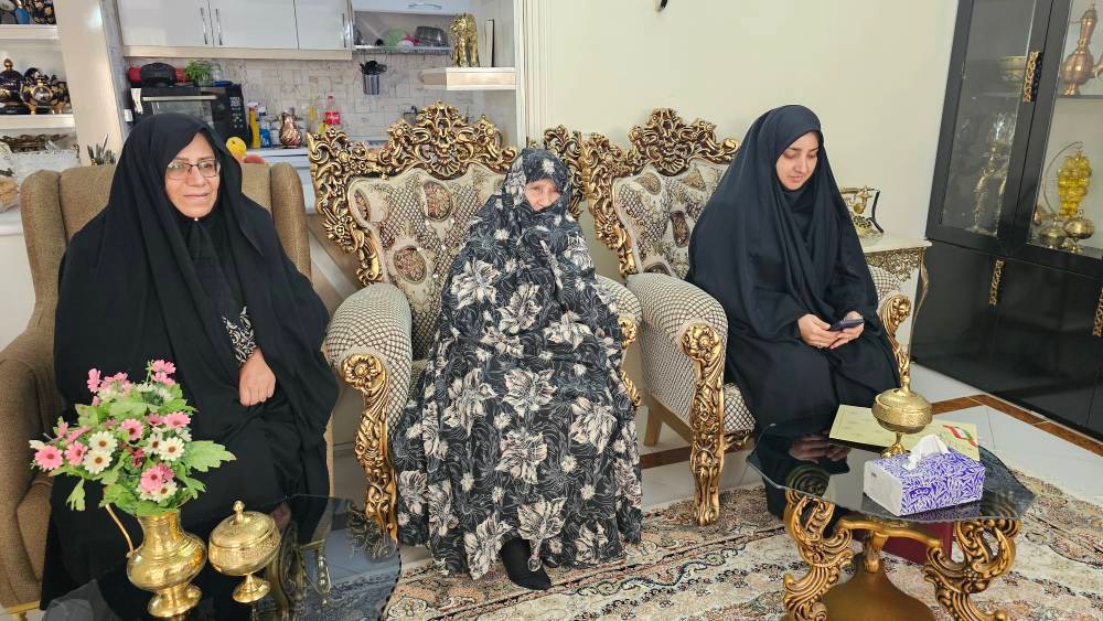 گزارش تصویری؛ فرماندار ارومیه با خانواده شهید عسگر ابراهیمی دیدار کرد