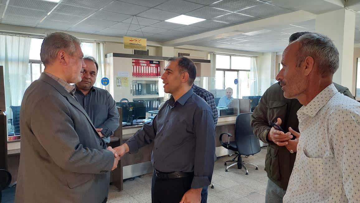 بازدید سرزده فرماندار ارومیه از اداره برق باهنر؛ بررسی مستقیم کیفیت خدماترسانی و گفتگو با شهروندان