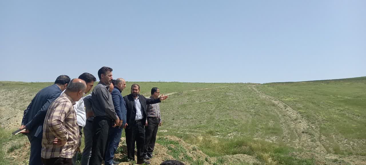 بازدید فرماندار ارومیه از محل اجرای طرح احداث آب بند در بالادست آبشناسان