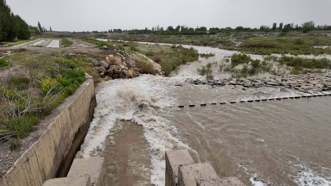 بازدید معاون هماهنگی امور عمرانی استاندار آذربایجانغربی و فرماندار شهرستان ارومیه از آببندهای مسیر رودخانه نازلوی ارومیه در پی بارشهای اخیر
