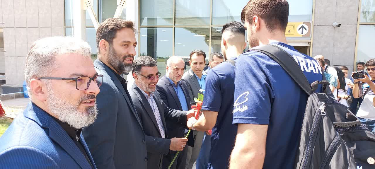 ورود تیم ملی والیبال جمهوری اسلامی ایران به فرودگاه بین المللی شهید باکری ارومیه برای شرکت در بیست و دومین دوره مسابقات قهرمانی مردان آسیا