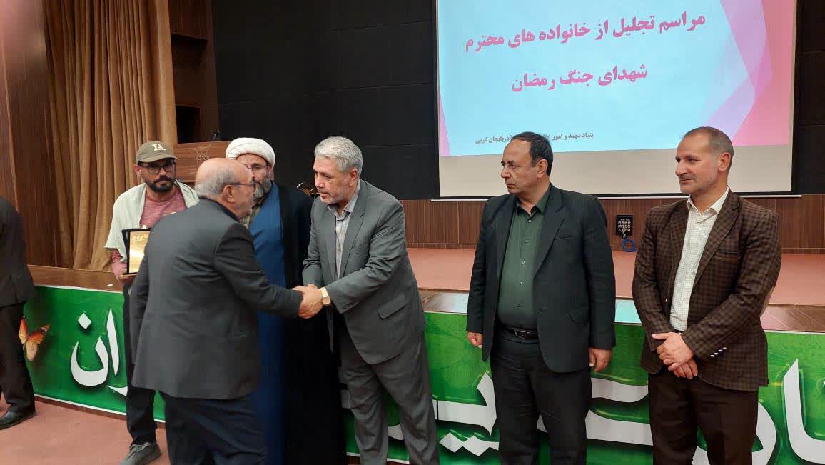 تجلیل از خانوادههای شهدای جنگ رمضان با حضور فرماندار ارومیه