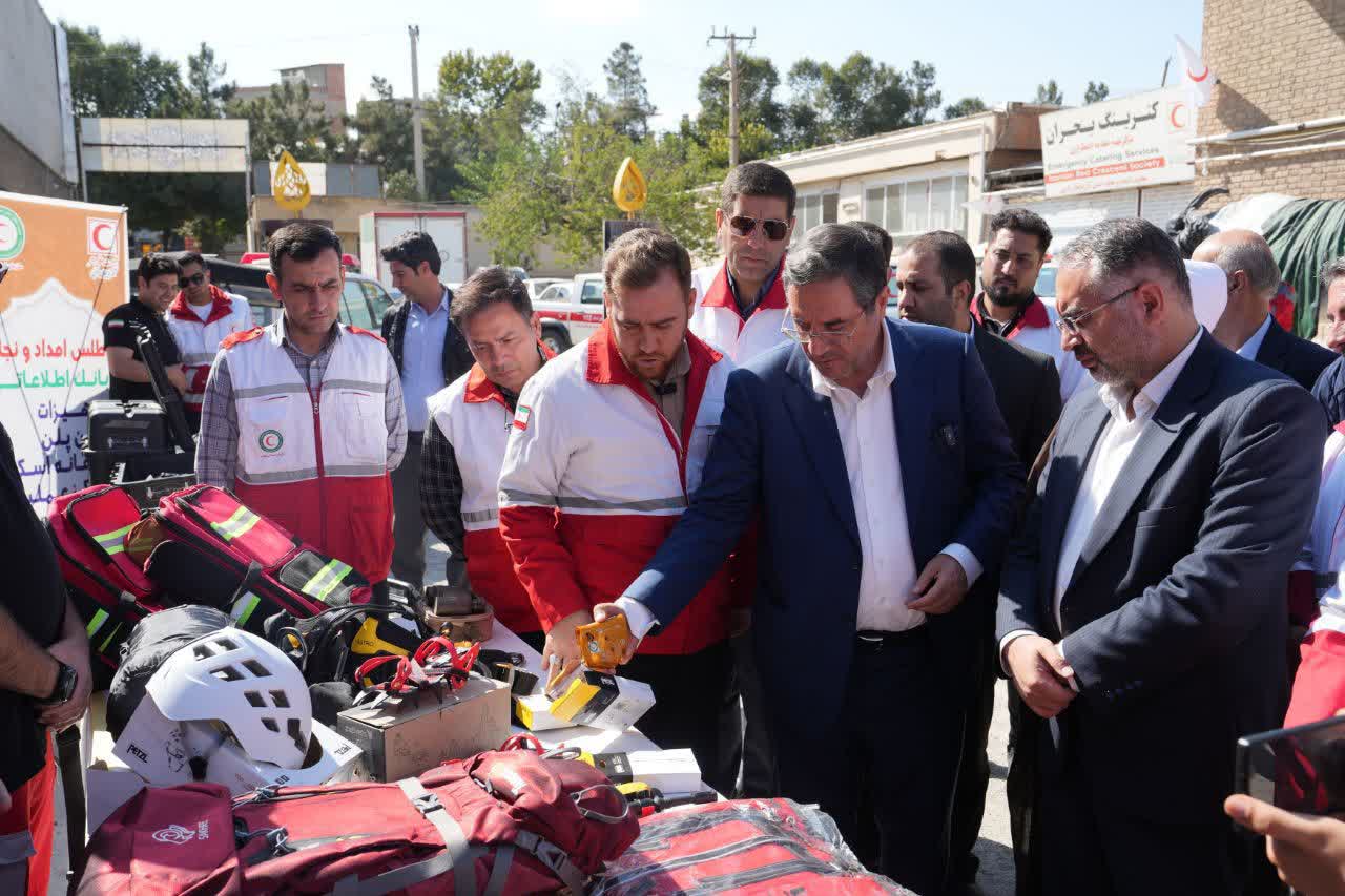 با حضور استاندار آذربایجانغربی انجام شد؛ اجرای طرح "ارمغان مهر" و الحاق ناوگان و تجهیزات امدادی به جمعیت هلالاحمر آذربایجانغربی