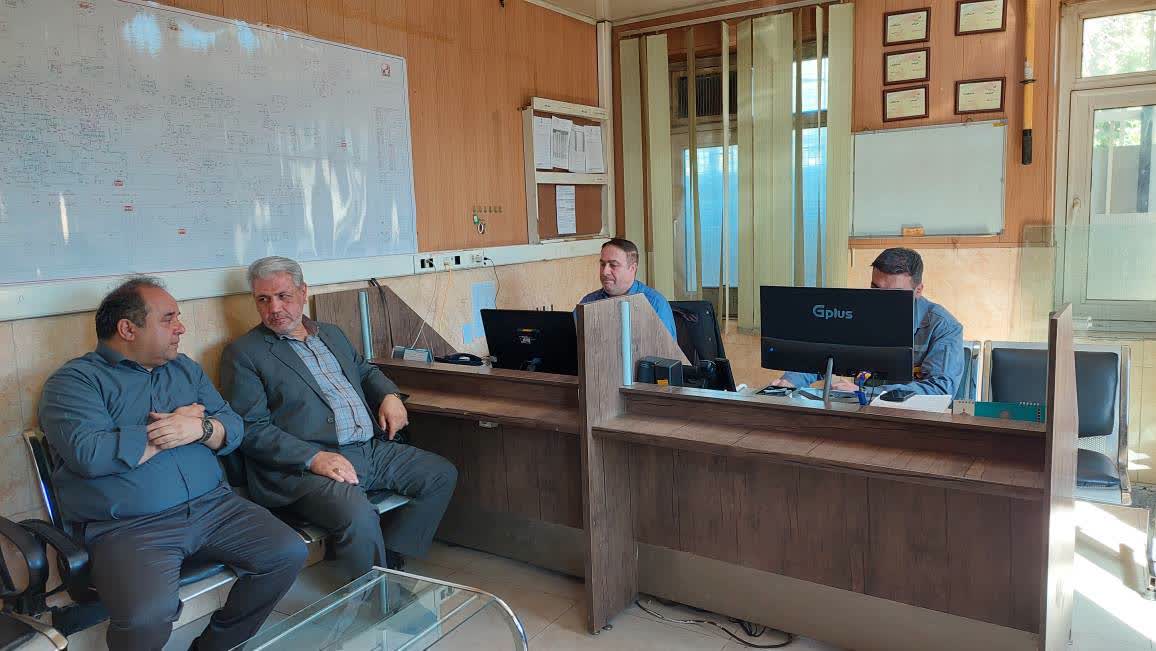بازدید سرزده فرماندار ارومیه از اداره برق باهنر؛ بررسی مستقیم کیفیت خدماترسانی و گفتگو با شهروندان