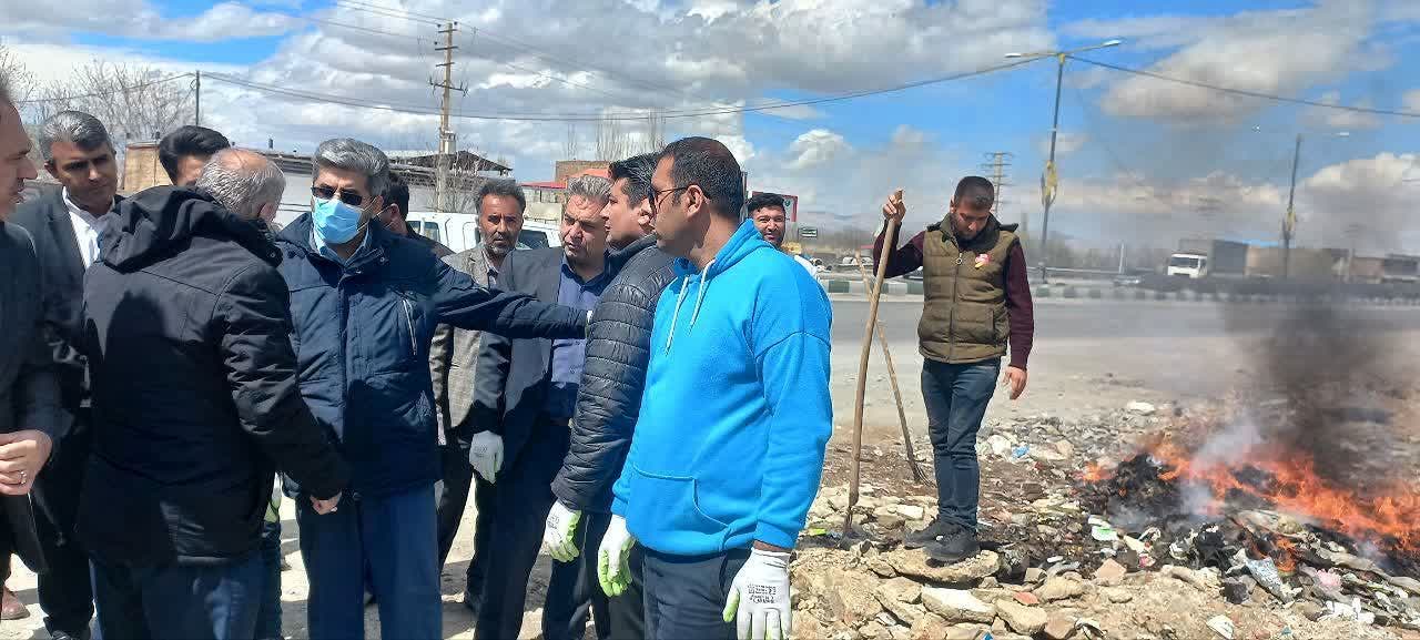 بازدید فرماندار ارومیه از برنامه پاکسازی محور جاده شهید کلانتری به مناسبت روز طبیعت