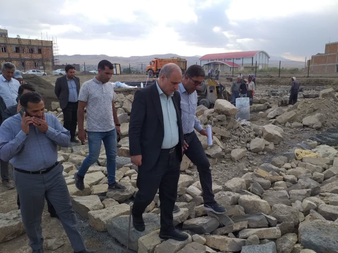 بازدید عماری فرماندار شهرستان ارومیه از مدرسه خیر ساز در حال احداث در روستای بادکی