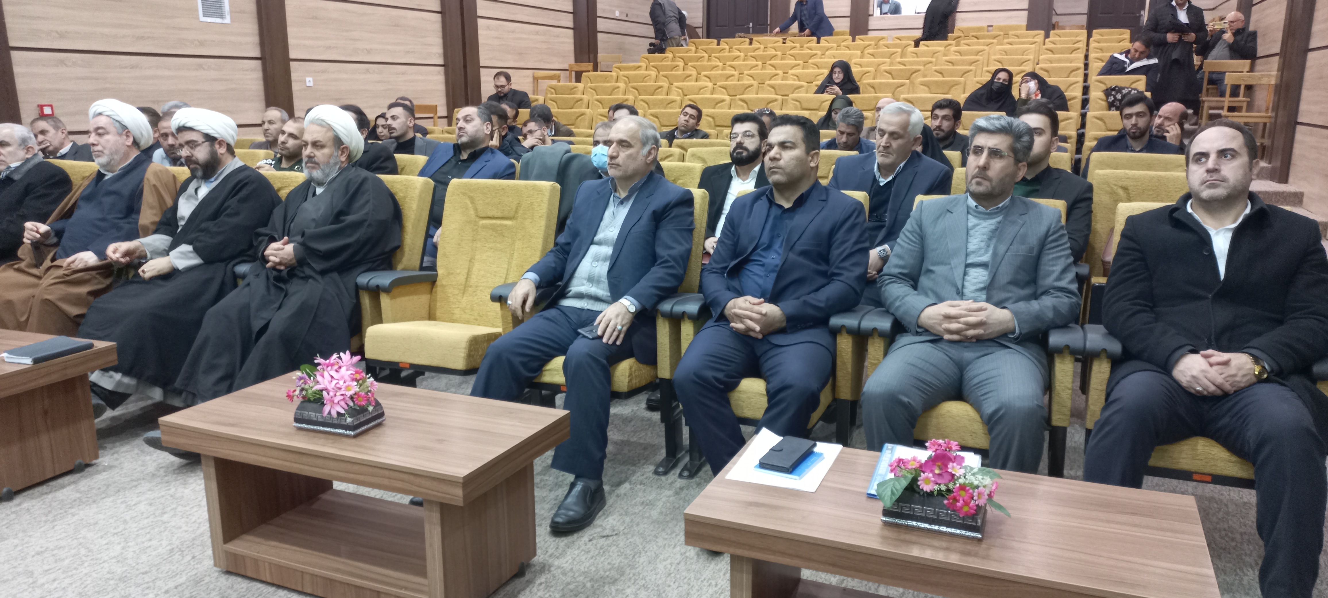 مقام معلم و استاد بسیار بالاتر است و در مسئله آموزش و پرورش اساسیترین مسئله باید توجه به معلمین باشد