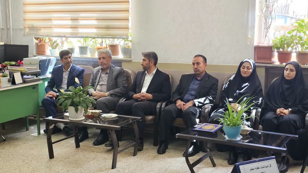 تجلیل فرماندار ارومیه از فرهنگیان دبیرستان شاهد اُم اَبیها به مناسبت هفته بزرگداشت مقام معلم
