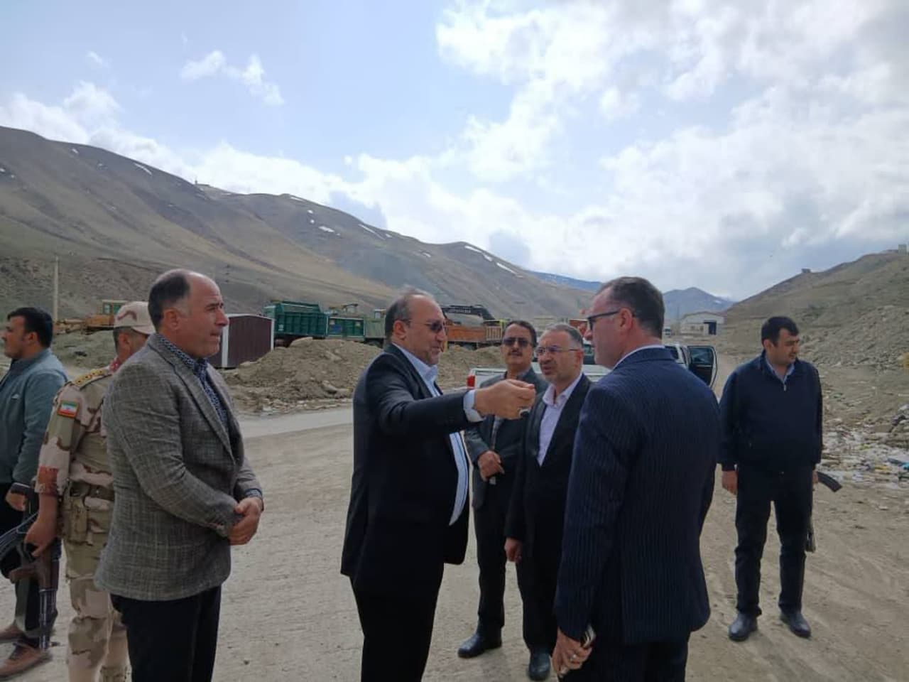 فرماندار شهرستان ارومیه بهمراه مدیر کل راهداری، طی بازدید میدانی از پایانه مرزی و گمرک سرو، از روند ارائه خدمات، زیرساختهای موجود، رویههای گمرکی و مشکلات مرتبط با تردد کامیونها احرای طرح جامع، سالن