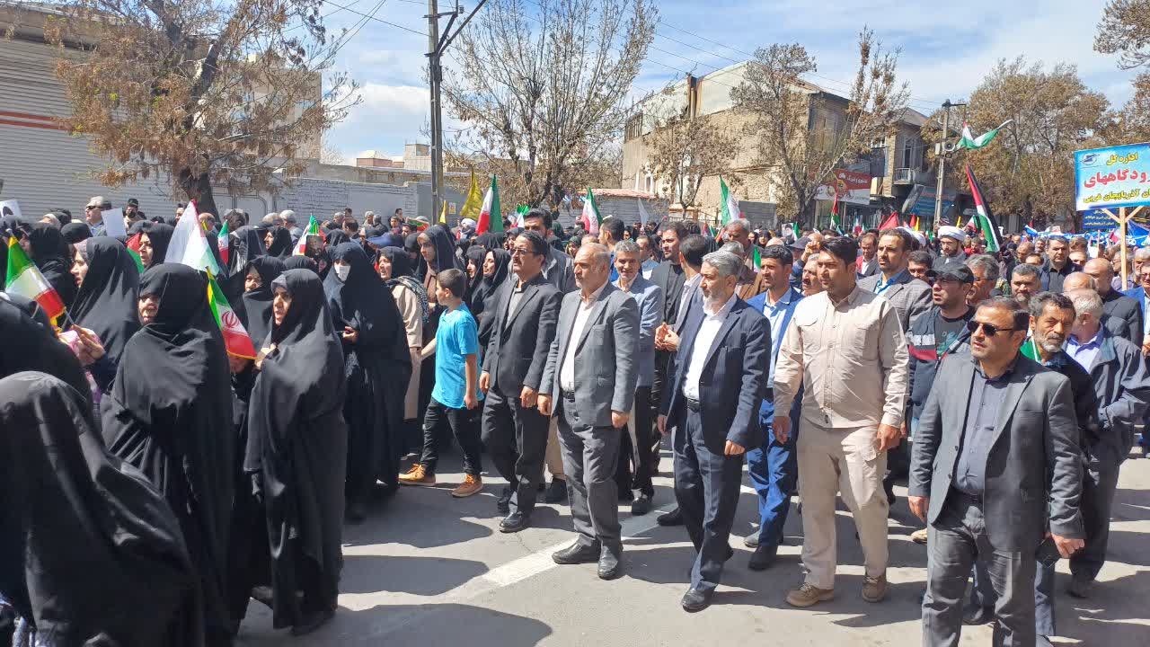 استاندار آذربایجان غربی و فرماندار ارومیه در جمع با شکوه راهپیمایان این شهرستان