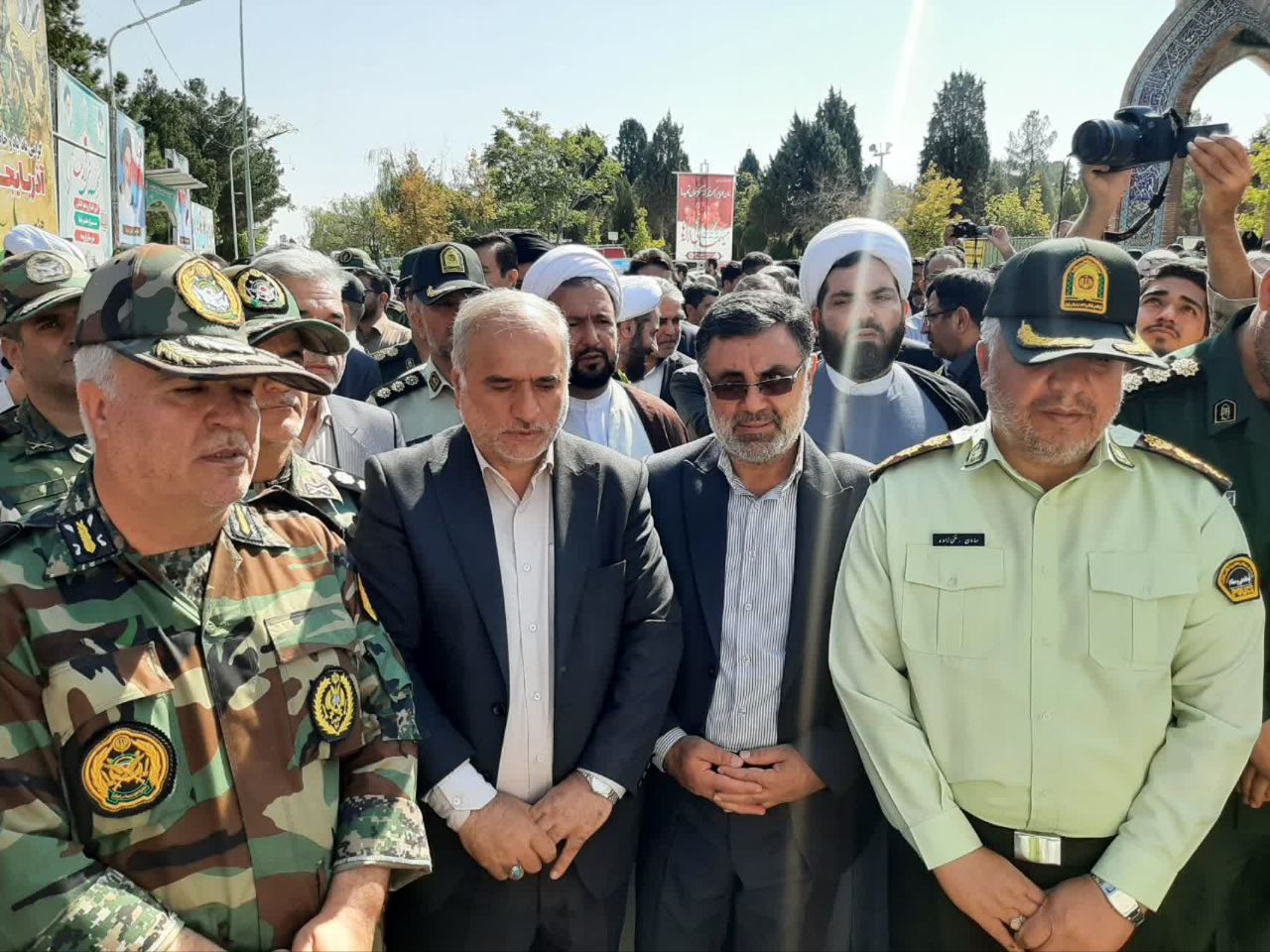 مراسم عطرافشانی و گلباران گلزار مطهر شهدا بمناسبت گرامیداشت هفته دفاع مقدس