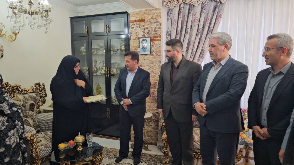 گزارش تصویری؛ فرماندار ارومیه با خانواده شهید عسگر ابراهیمی دیدار کرد