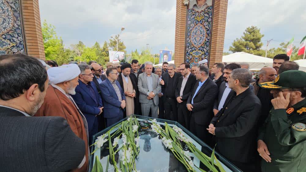 غبارروبی و عطرافشانی گلزار مطهر شهدا به مناسبت گرامیداشت سالروز آزادسازی خرمشهر و سالگرد رحلت مجاهد نستوه حجت‌الاسلام حسنی امام جمعه فقید ارومیه