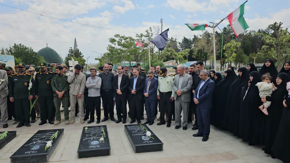 غبارروبی و عطرافشانی گلزار مطهر شهدا به مناسبت گرامیداشت سالروز آزادسازی خرمشهر و سالگرد رحلت مجاهد نستوه حجت‌الاسلام حسنی امام جمعه فقید ارومیه