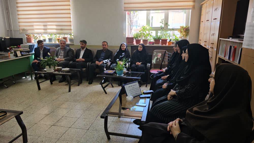 تجلیل فرماندار ارومیه از فرهنگیان دبیرستان شاهد اُم اَبیها به مناسبت هفته بزرگداشت مقام معلم