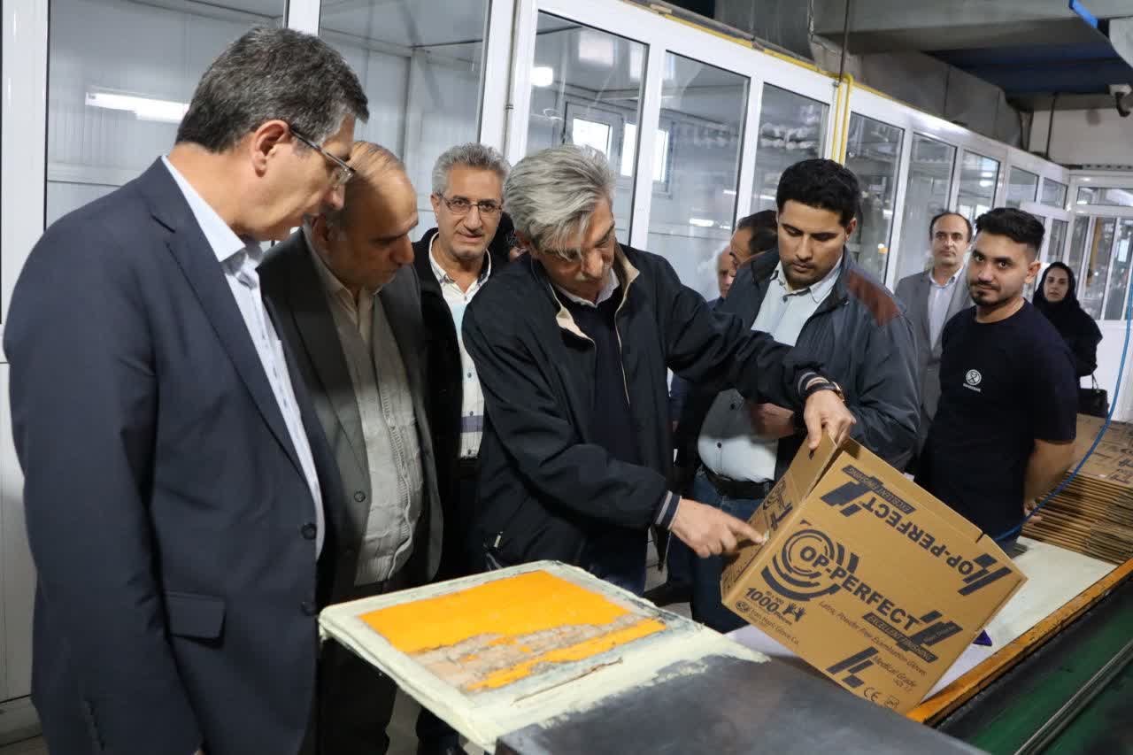 بازدید فرماندار شهرستان ارومیه از واحد تولیدی دستکش حریر در شهرک صنعتی