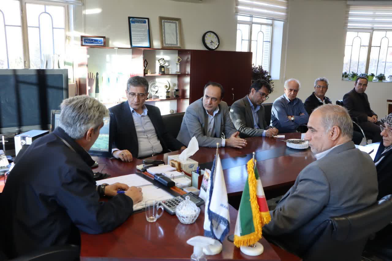 بازدید فرماندار شهرستان ارومیه از واحد تولیدی دستکش حریر در شهرک صنعتی