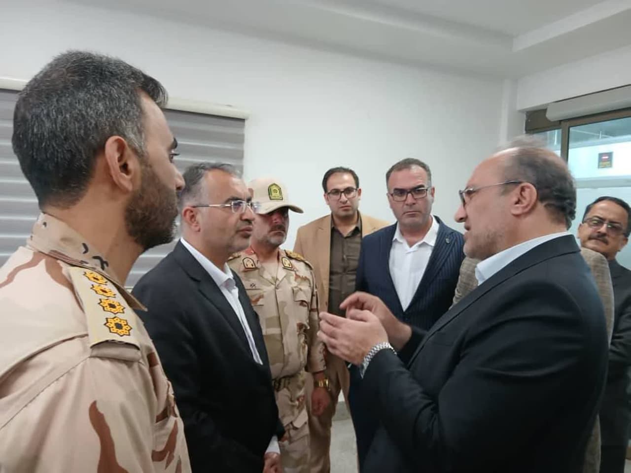 فرماندار شهرستان ارومیه بهمراه مدیر کل راهداری، طی بازدید میدانی از پایانه مرزی و گمرک سرو، از روند ارائه خدمات، زیرساختهای موجود، رویههای گمرکی و مشکلات مرتبط با تردد کامیونها احرای طرح جامع، سالن