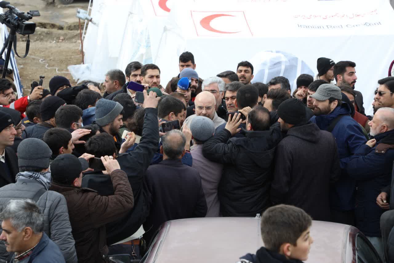 حضور رئیس مجلس شورای اسلامی و استاندار آذربایجانغربی در اردوگاههای اقامتی زلزلهزدگان شهرستان خوی