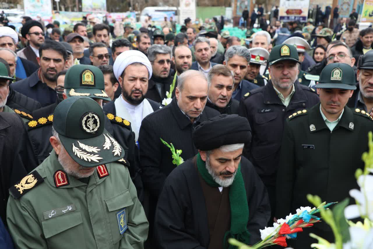 مراسم تجدید میثاق با آرمانهای امام راحل و شهدای انقلاب در شهرستان ارومیه برگزار شد