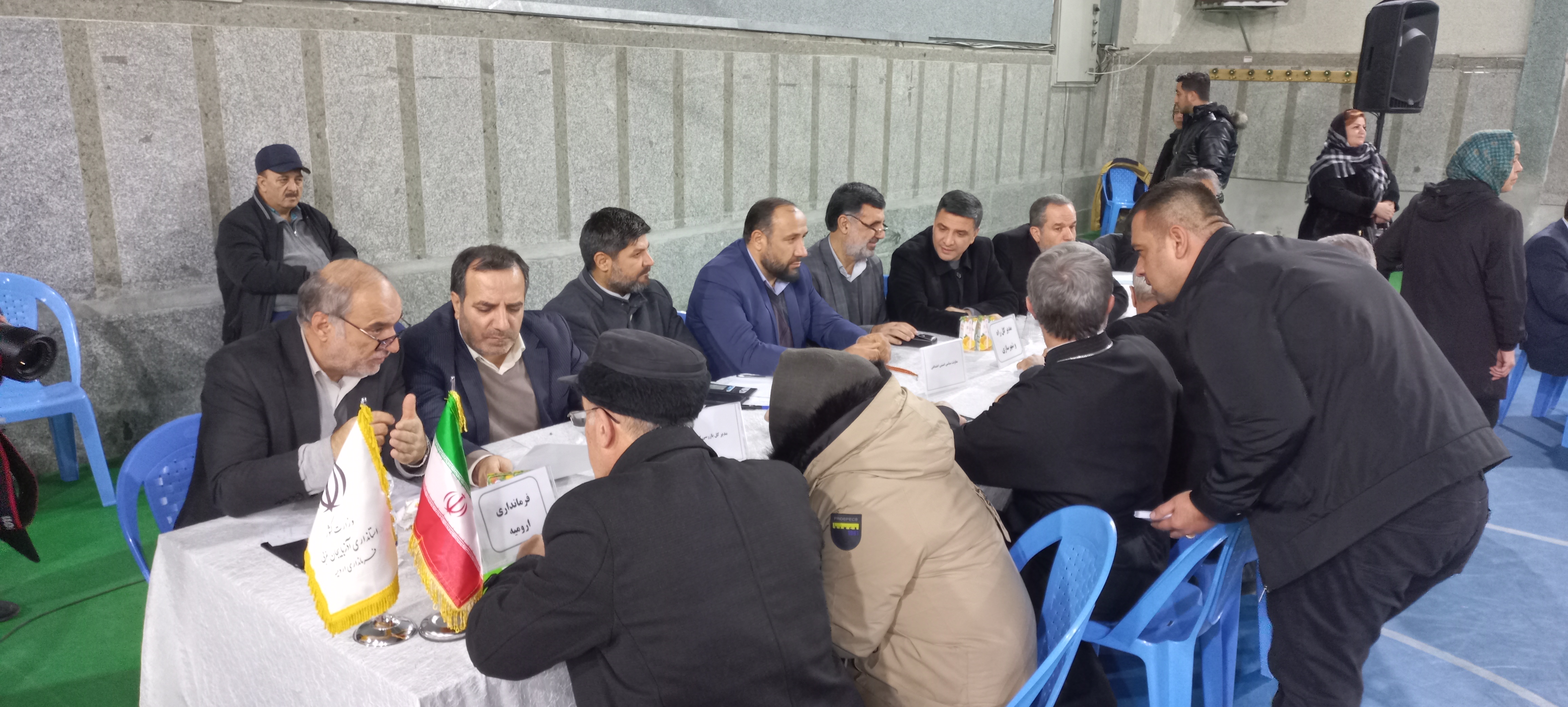 آلبوم تصویری از برپایی میز ارتباطات مردمی برای اقلیتهای دینی بمناسبت سال نو میلادی
