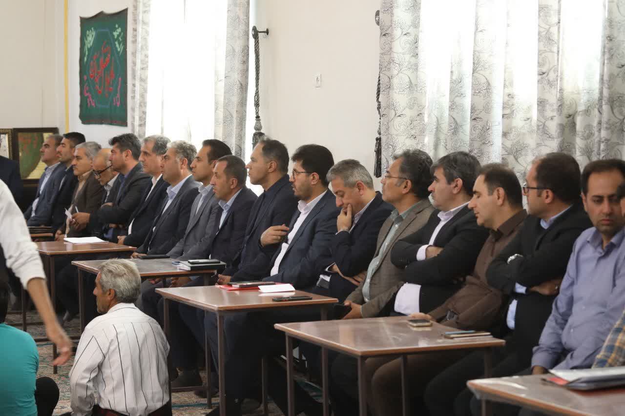حضور استاندار آذربایجانغربی و فرماندار شهرستان ارومیه در جمع مردم روستای گوی تپه ارومیه