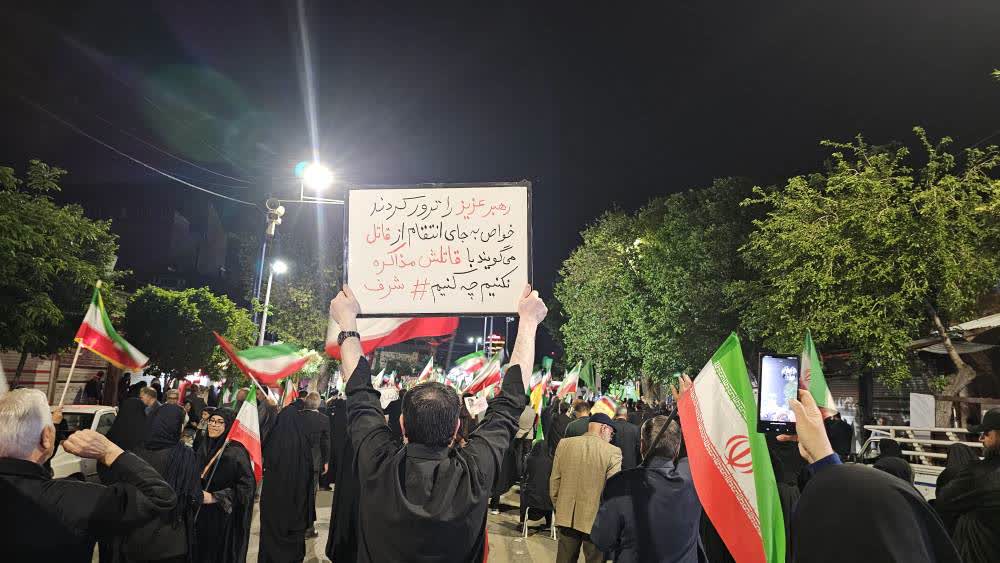 تداوم حضور حماسی مردم ارومیه در تجمع دشمنستیز شبانه همراه با برگزاری میز ارتباطات مردمی