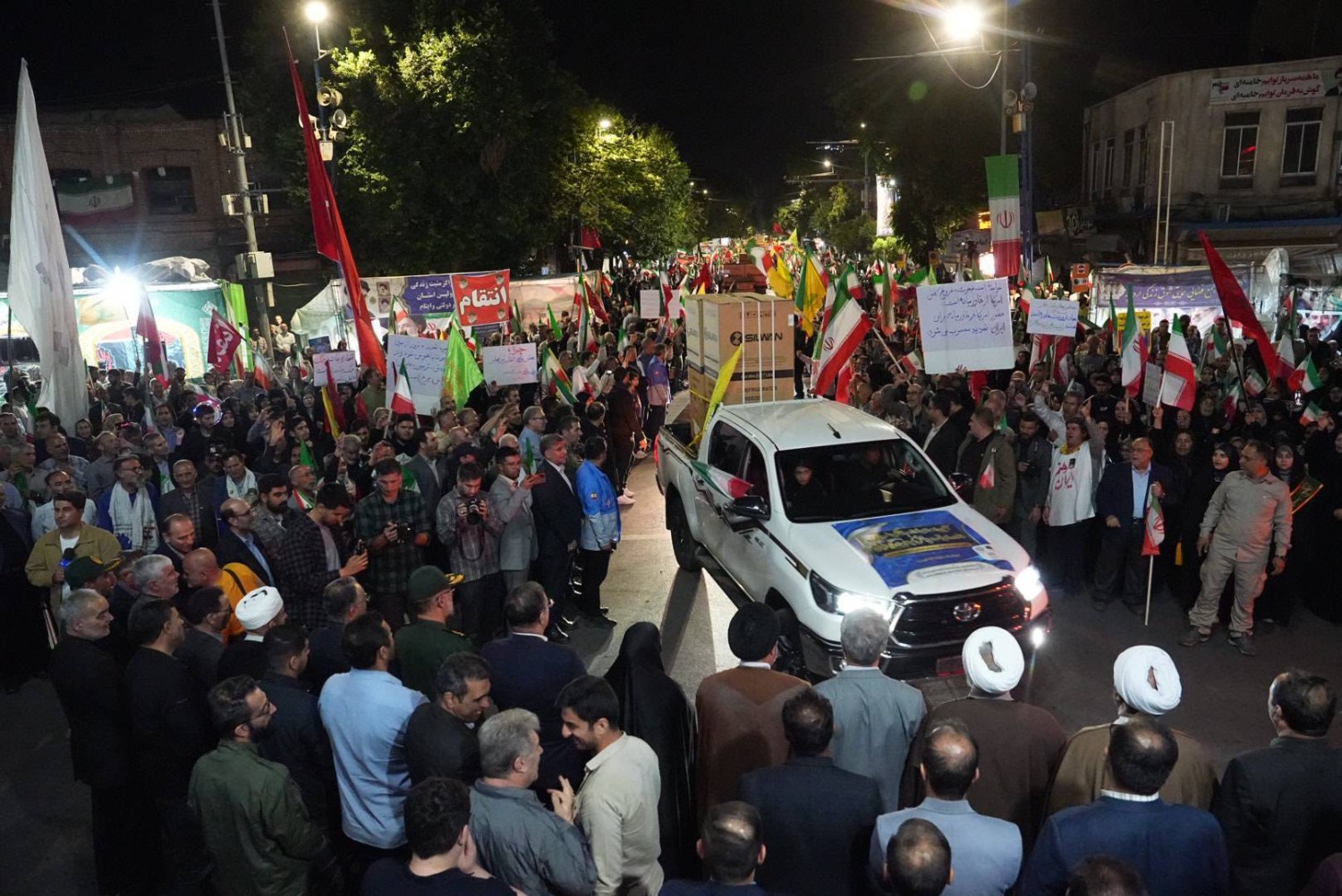 اعزام نخستین کاروان تأمین لوازم زندگی خانوادههای آسیبدیده از جنگ در آذربایجانغربی