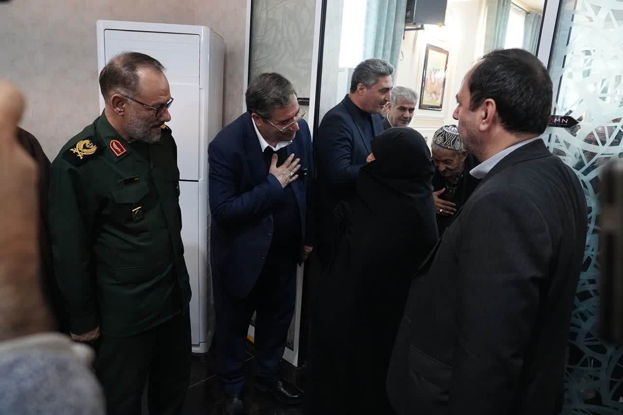 همزمان با میلاد امام علی (ع) انجام شد؛ برگزاری نشست صمیمی استاندار آذربایجان‌غربی با خانواده‌های شهدا
