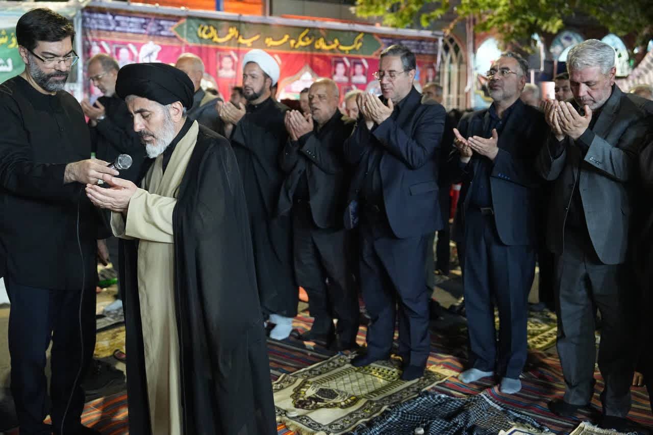اقامه نماز استغاثه به امام زمان (عج) در تجمع شبانه ارومیه + تصاویر