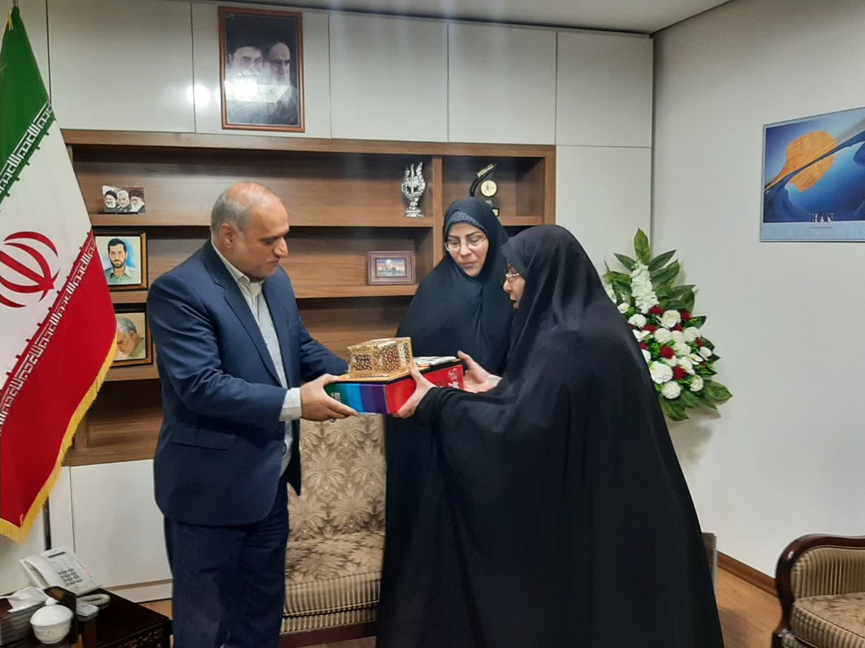 تجلیل فرماندار ارومیه از 3 مقام آور مراکز هنری کانون پرورش فکری کودکان و نوجوانان ارومیه