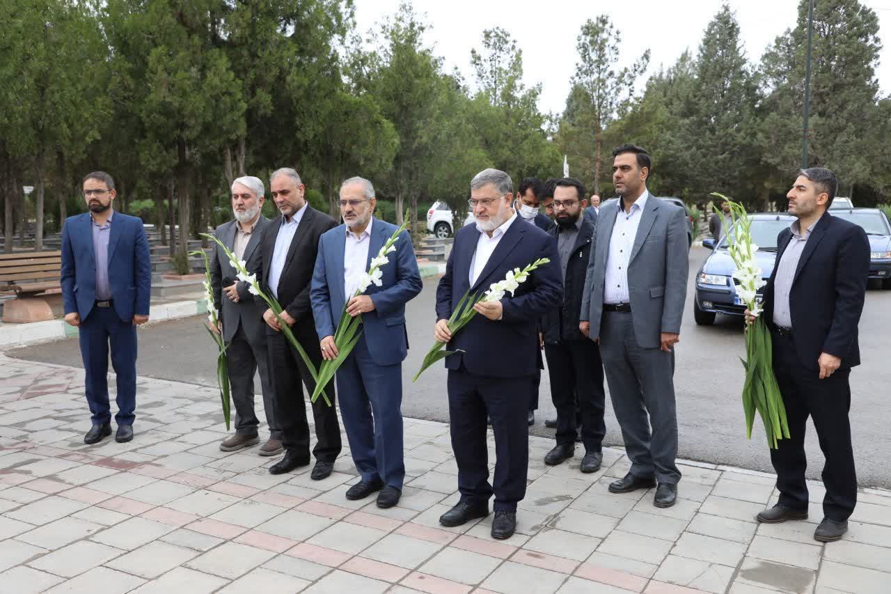 با استقبال محمدصادق معتمدیان استاندار آذربایجانغربی، سید محمد حسینی معاون امور مجلس رییس جمهور وارد ارومیه شد