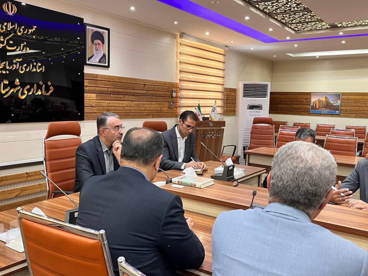 ملاقات عمومی شش ساعته فرماندار ارومیه با شهروندان در نخستین روزکاری سال جدید